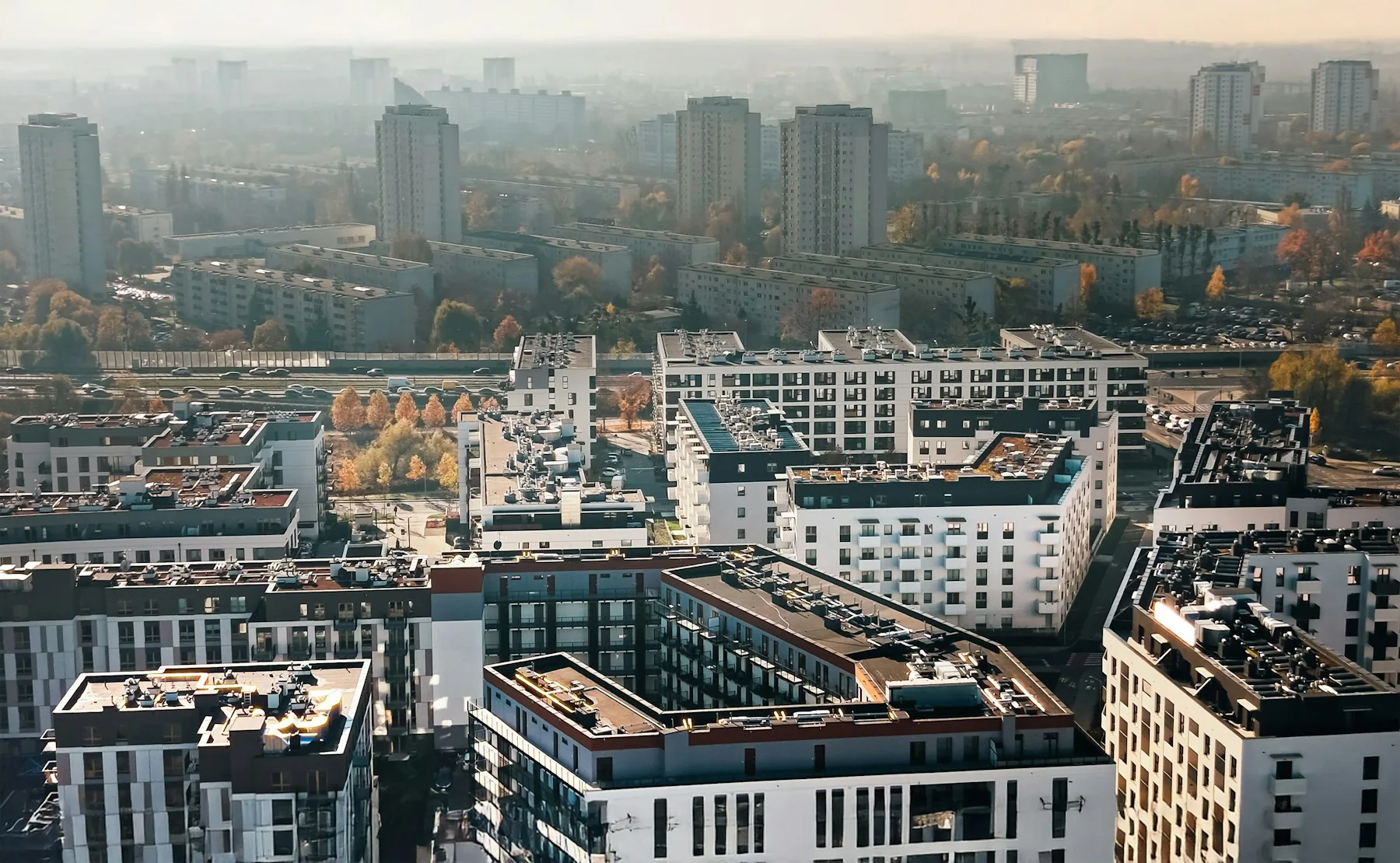 Rozległa zabudowa mieszkaniowa widziana z góry