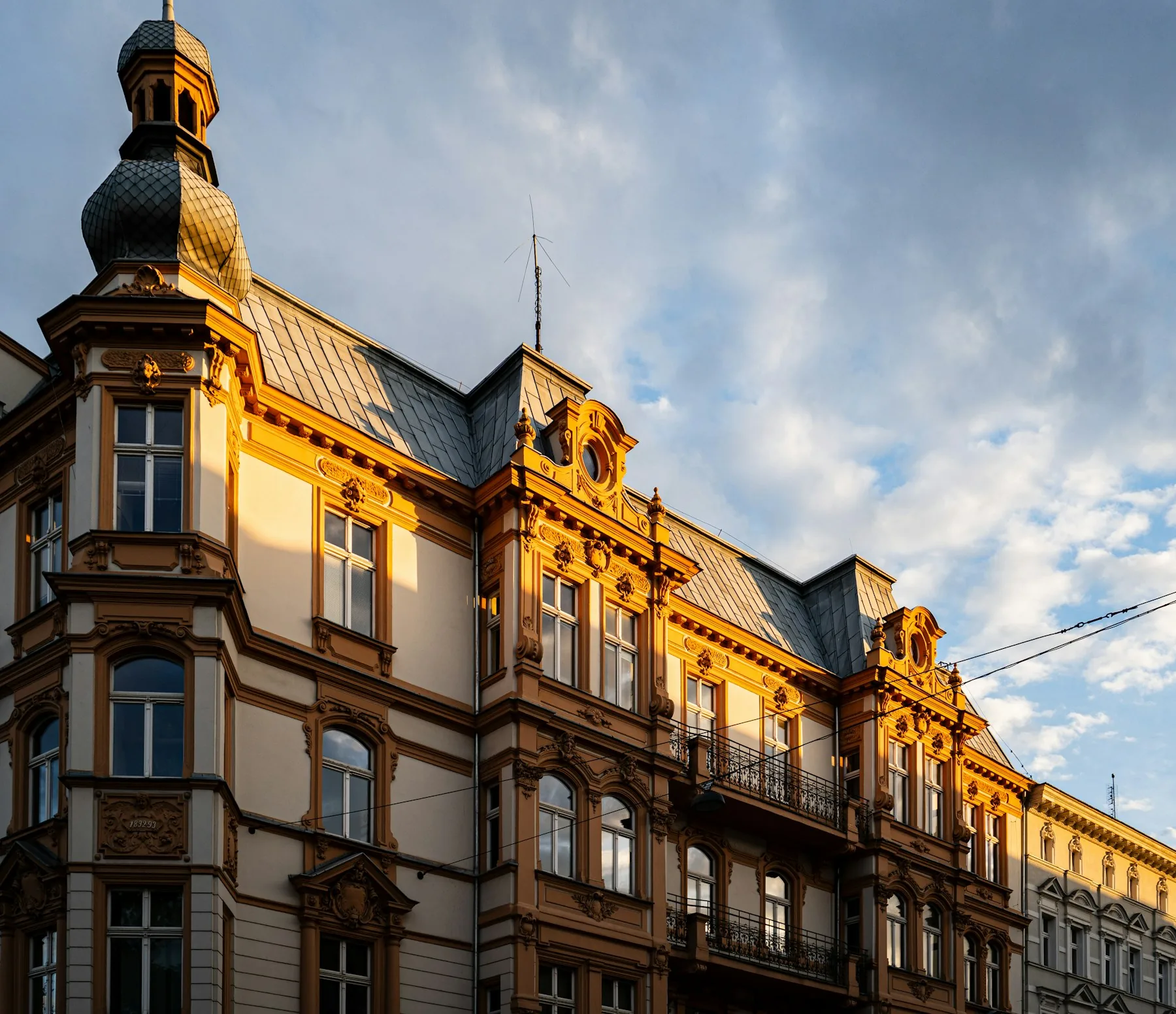 Historyczna kamienica w zwartej zabudowie Szczecina